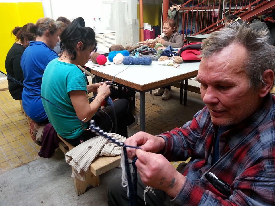 Kézimunka foglalkozás a DANKÓ u. hajléktalan szállón.